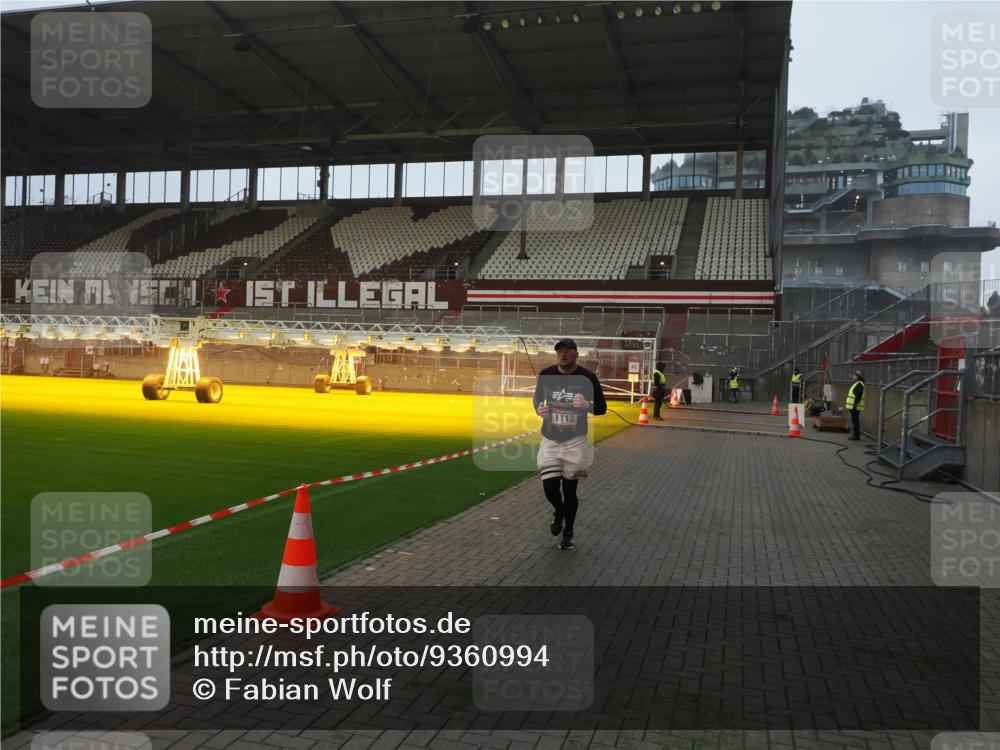 07.12.2025 - St. Pauli X-Mass-Run No. 15 Fabian Wolf http://msf.ph/oto/9360994 07.12.2025 09:55:19 Ziel 1101, 1113, 4087 meine-sportfotos.de