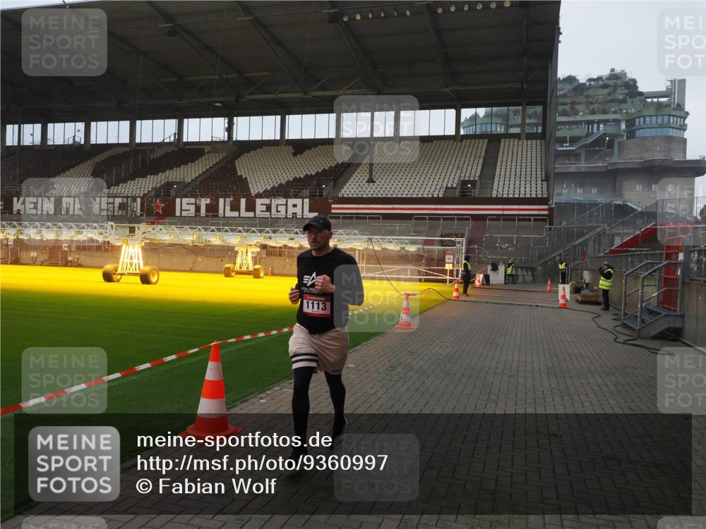 07.12.2025 - St. Pauli X-Mass-Run No. 15 Fabian Wolf http://msf.ph/oto/9360997 07.12.2025 09:55:19 Ziel 1101, 1113, 4087 meine-sportfotos.de