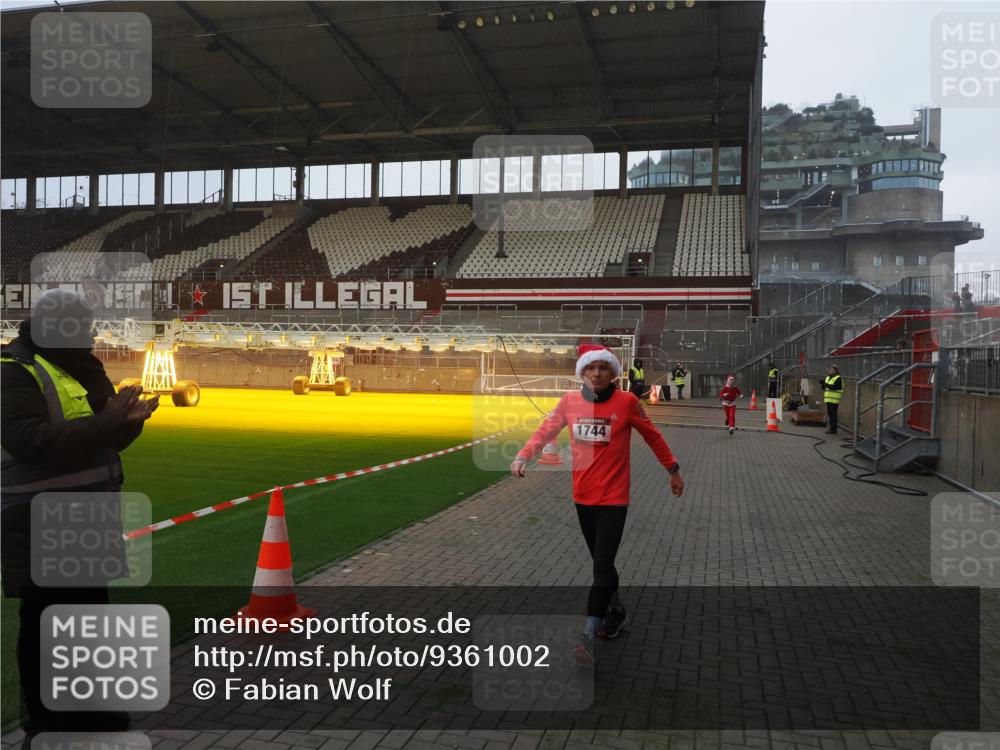 07.12.2025 - St. Pauli X-Mass-Run No. 15 Fabian Wolf http://msf.ph/oto/9361002 07.12.2025 09:55:43 Ziel 1744, 3398 meine-sportfotos.de