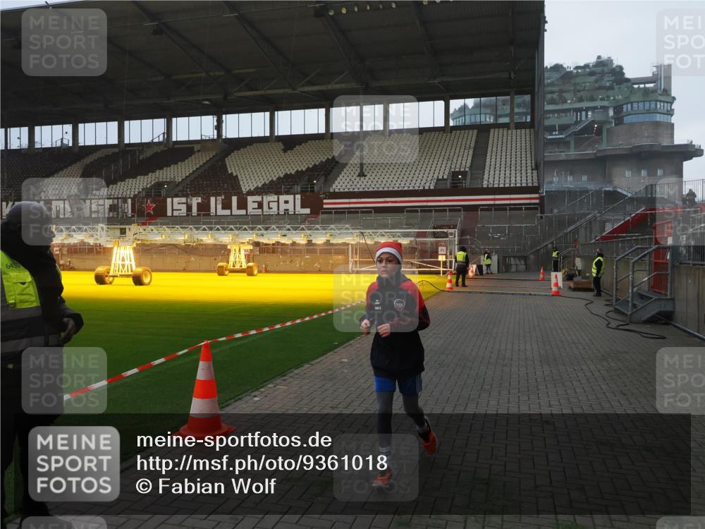 07.12.2025 - St. Pauli X-Mass-Run No. 15 Fabian Wolf http://msf.ph/oto/9361018 07.12.2025 09:55:58 Ziel 312, 3398 meine-sportfotos.de