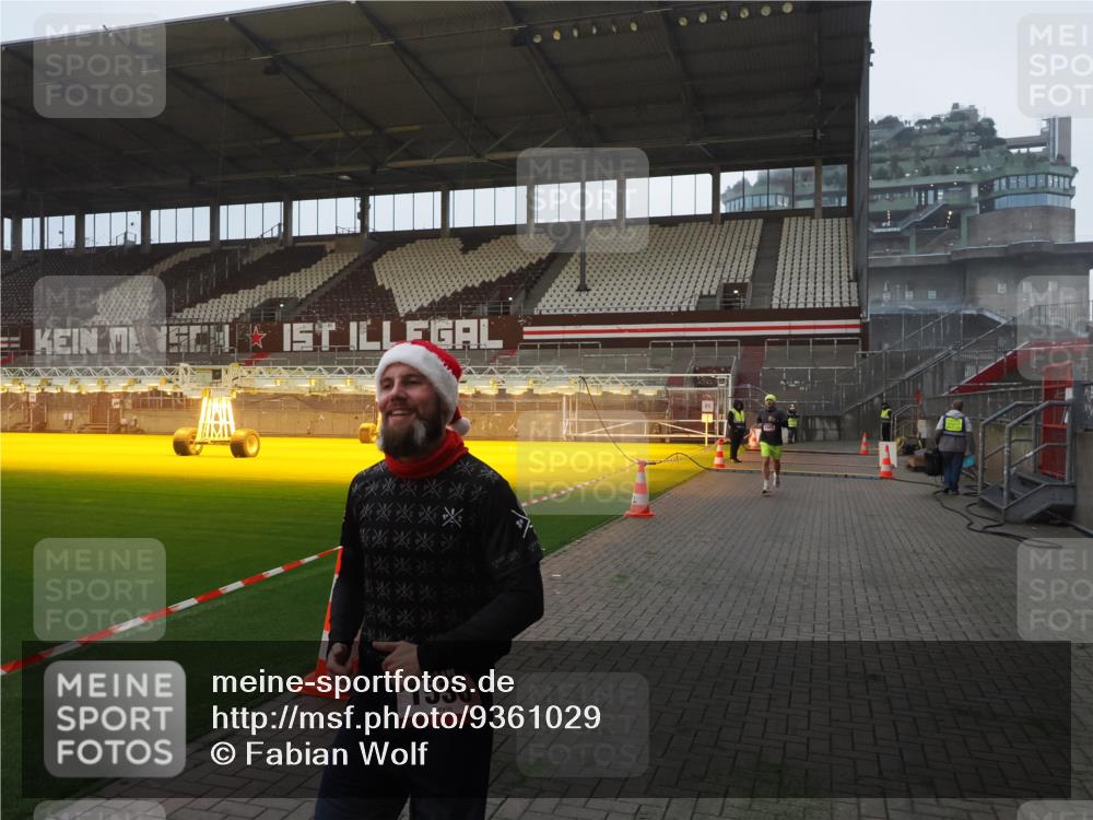 07.12.2025 - St. Pauli X-Mass-Run No. 15 Fabian Wolf http://msf.ph/oto/9361029 07.12.2025 09:56:12 Ziel 1483, 1530 meine-sportfotos.de