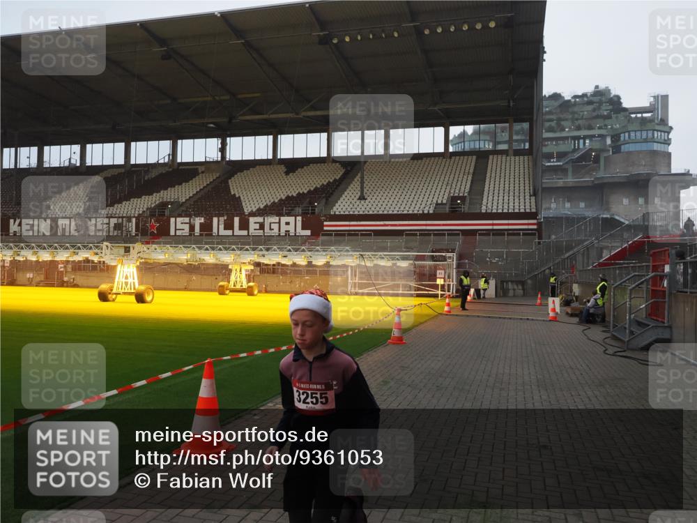 07.12.2025 - St. Pauli X-Mass-Run No. 15 Fabian Wolf http://msf.ph/oto/9361053 07.12.2025 09:56:31 Ziel 3255 meine-sportfotos.de