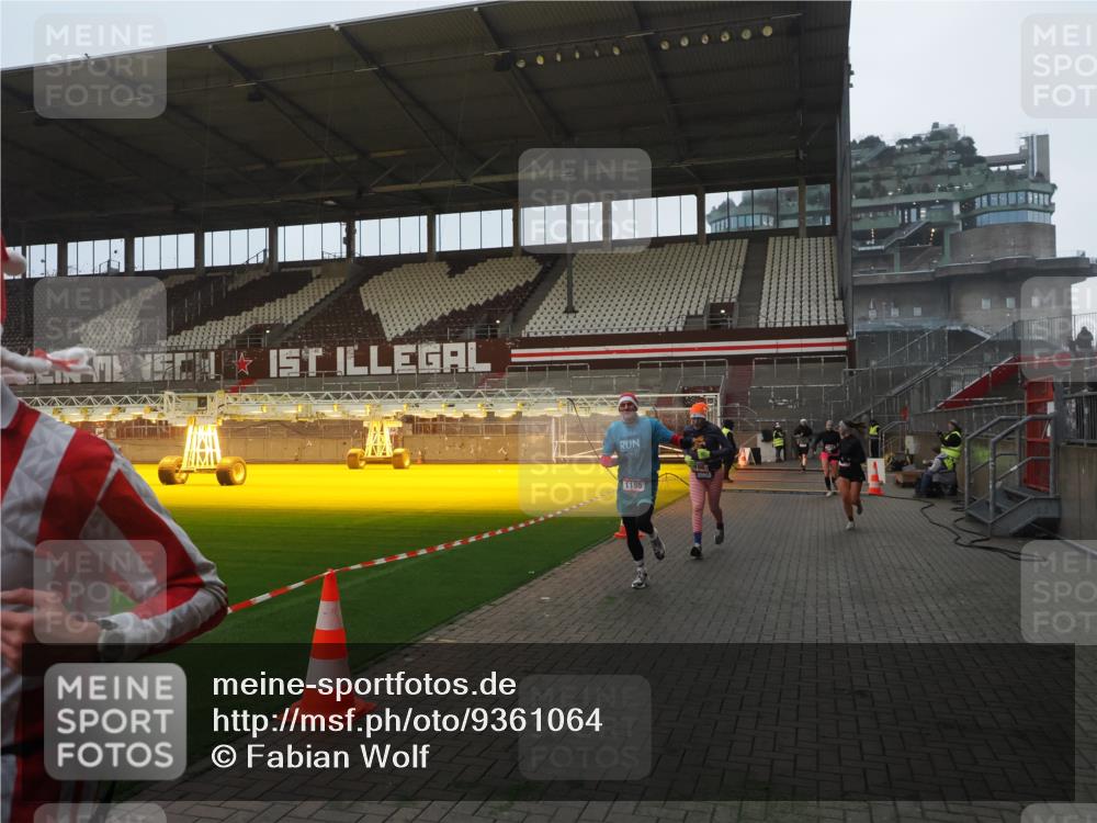 07.12.2025 - St. Pauli X-Mass-Run No. 15 Fabian Wolf http://msf.ph/oto/9361064 07.12.2025 09:56:43 Ziel 198, 662, 1165, 3255, 4208, 4209 meine-sportfotos.de