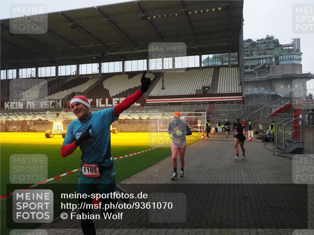 07.12.2025 - St. Pauli X-Mass-Run No. 15 Fabian Wolf http://msf.ph/oto/9361070 07.12.2025 09:56:44 Ziel 198, 662, 1116, 1165, 3255, 4208, 4209 meine-sportfotos.de