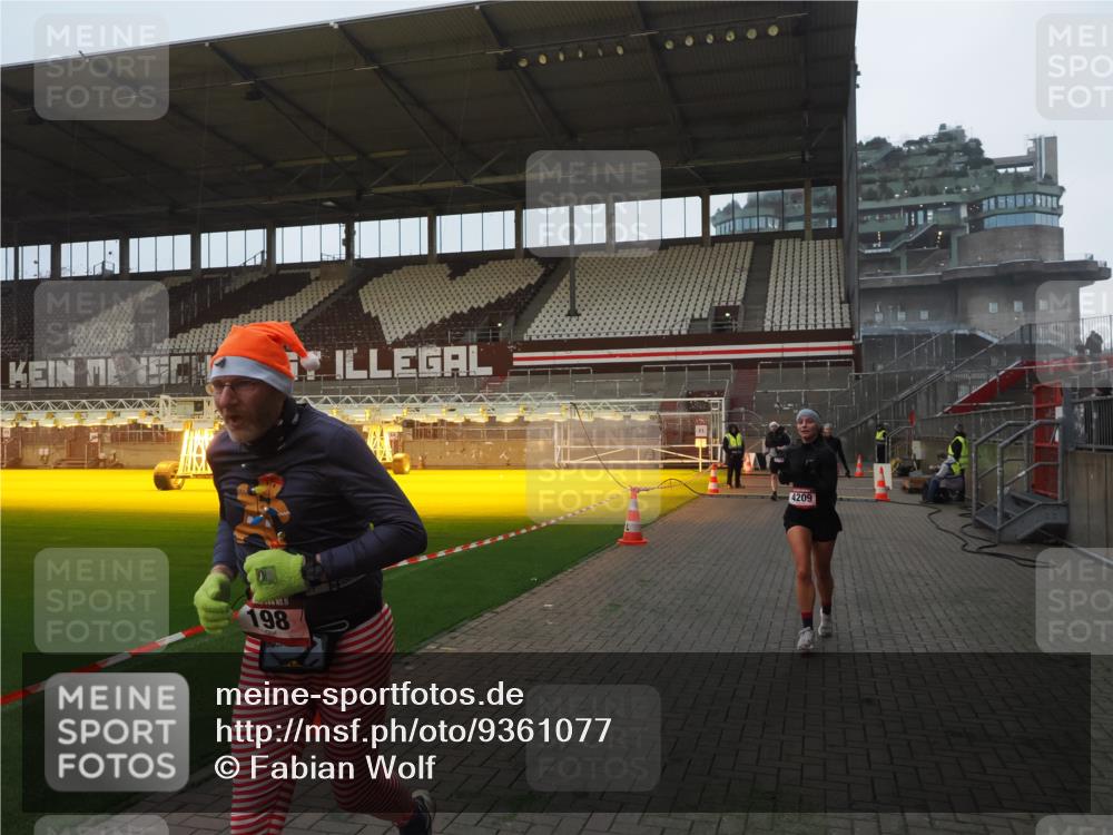 07.12.2025 - St. Pauli X-Mass-Run No. 15 Fabian Wolf http://msf.ph/oto/9361077 07.12.2025 09:56:46 Ziel 198, 662, 1116, 1165, 3255, 4208, 4209 meine-sportfotos.de