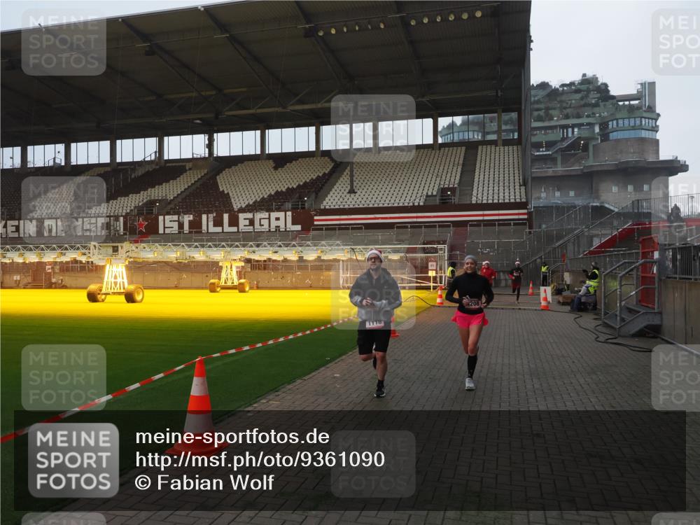 07.12.2025 - St. Pauli X-Mass-Run No. 15 Fabian Wolf http://msf.ph/oto/9361090 07.12.2025 09:56:50 Ziel 198, 497, 662, 1116, 1165, 2861, 4208, 4209 meine-sportfotos.de