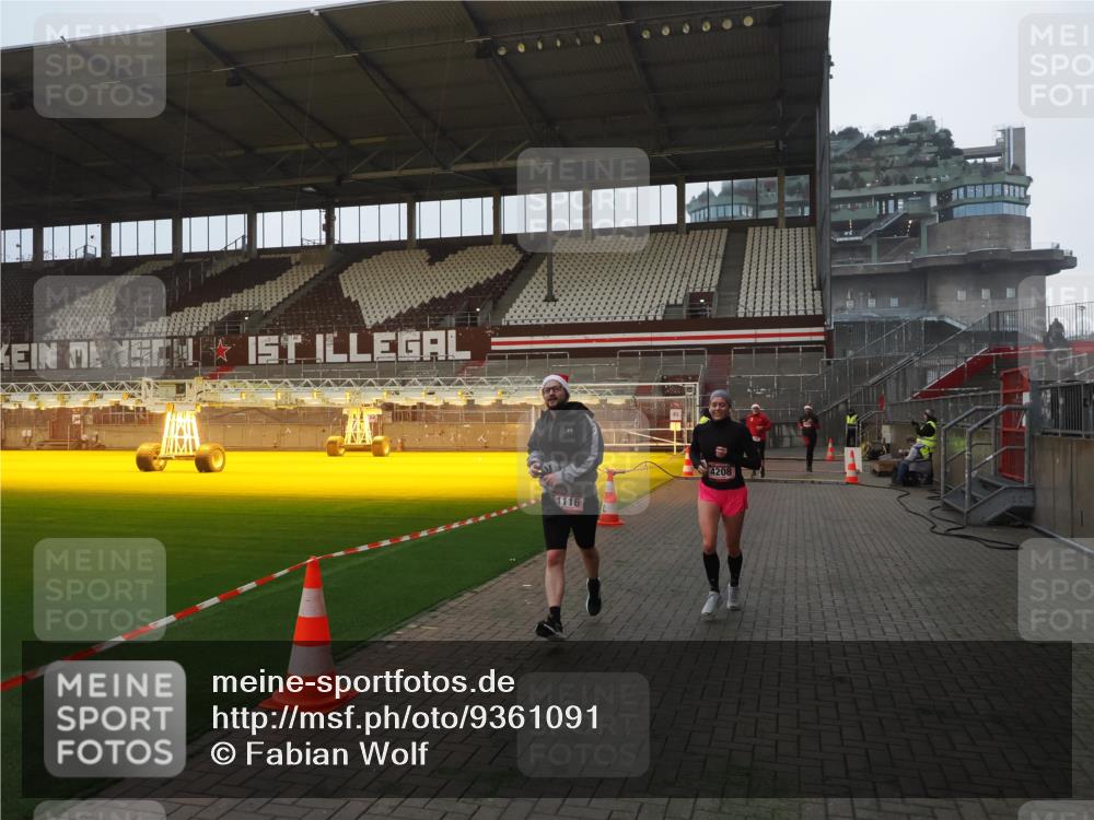 07.12.2025 - St. Pauli X-Mass-Run No. 15 Fabian Wolf http://msf.ph/oto/9361091 07.12.2025 09:56:50 Ziel 198, 497, 662, 1116, 1165, 2861, 4208, 4209 meine-sportfotos.de