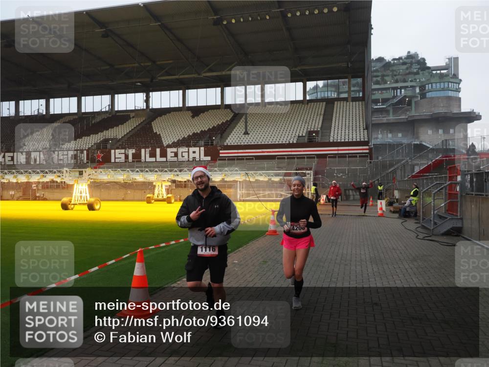 07.12.2025 - St. Pauli X-Mass-Run No. 15 Fabian Wolf http://msf.ph/oto/9361094 07.12.2025 09:56:51 Ziel 198, 497, 662, 1116, 1165, 2861, 4208, 4209 meine-sportfotos.de