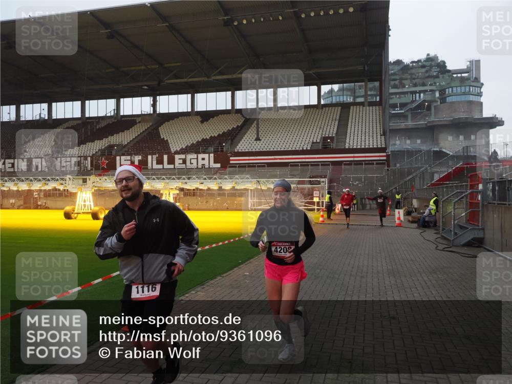 07.12.2025 - St. Pauli X-Mass-Run No. 15 Fabian Wolf http://msf.ph/oto/9361096 07.12.2025 09:56:51 Ziel 198, 497, 662, 1116, 1165, 2861, 4208, 4209 meine-sportfotos.de