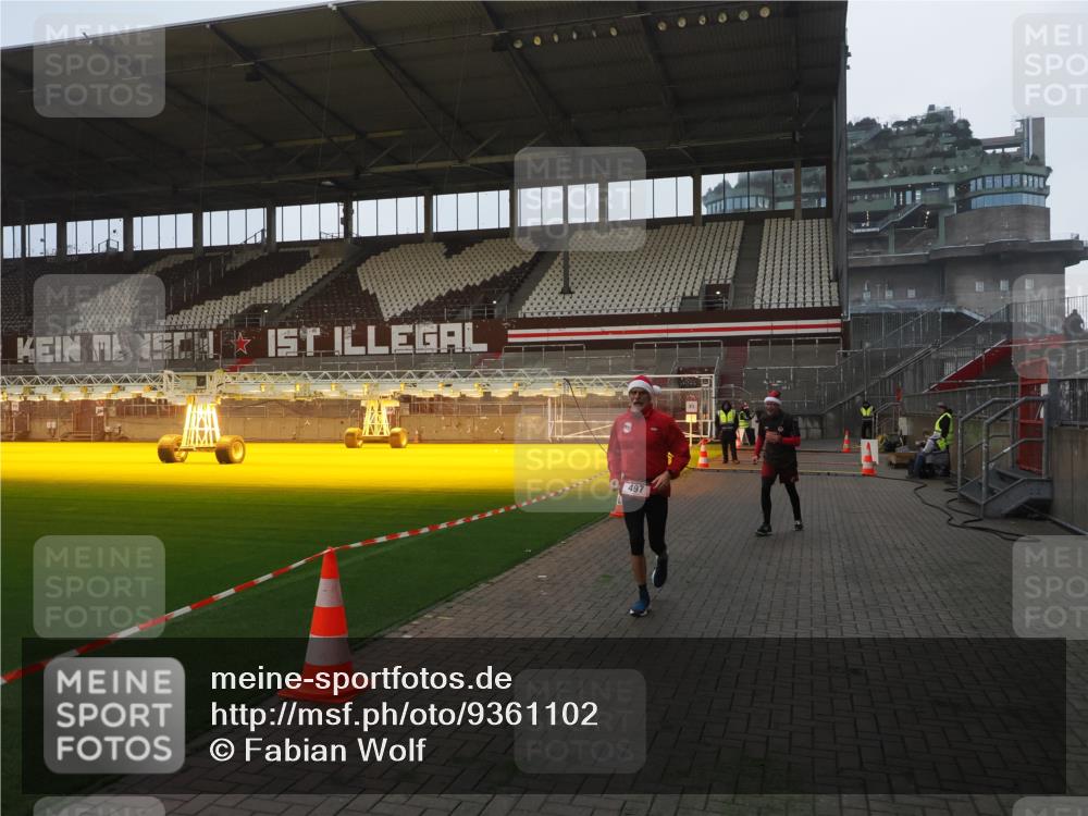 07.12.2025 - St. Pauli X-Mass-Run No. 15 Fabian Wolf http://msf.ph/oto/9361102 07.12.2025 09:56:55 Ziel 198, 497, 662, 1116, 1165, 2861, 4208, 4209 meine-sportfotos.de