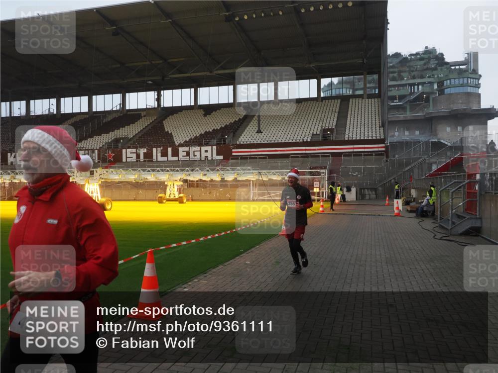 07.12.2025 - St. Pauli X-Mass-Run No. 15 Fabian Wolf http://msf.ph/oto/9361111 07.12.2025 09:56:57 Ziel 198, 497, 1116, 1165, 2861, 4208, 4209 meine-sportfotos.de