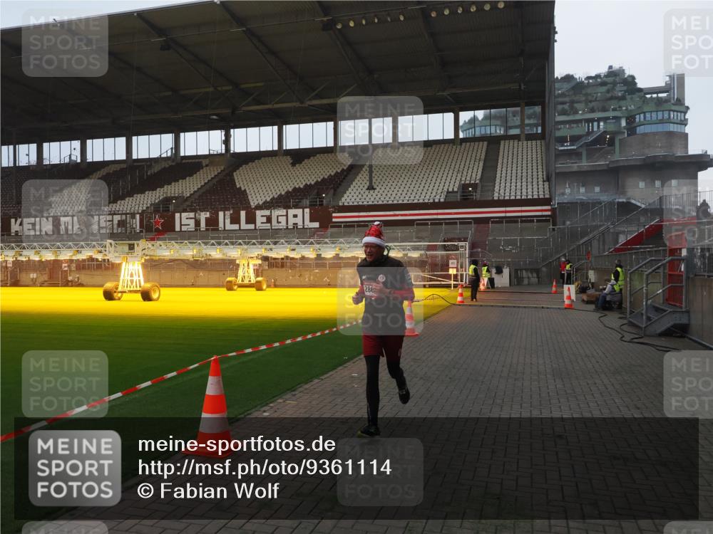 07.12.2025 - St. Pauli X-Mass-Run No. 15 Fabian Wolf http://msf.ph/oto/9361114 07.12.2025 09:56:58 Ziel 198, 497, 1116, 1165, 2861, 4208, 4209 meine-sportfotos.de