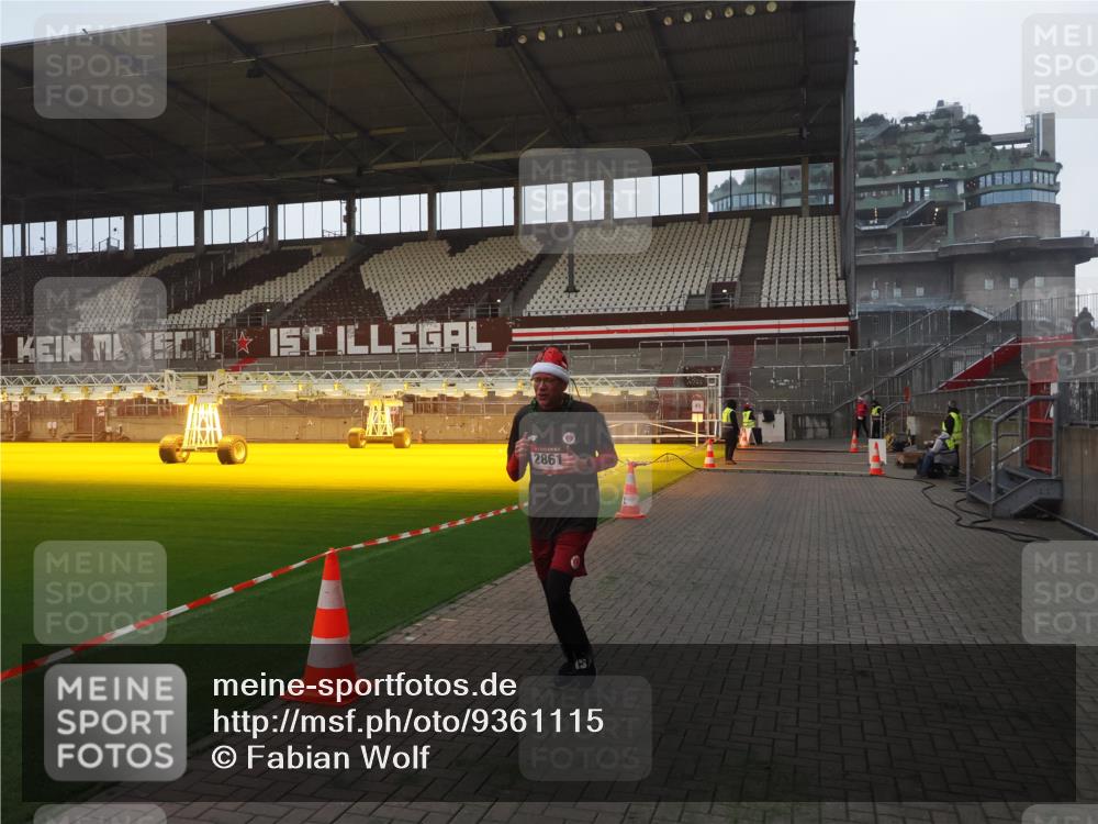 07.12.2025 - St. Pauli X-Mass-Run No. 15 Fabian Wolf http://msf.ph/oto/9361115 07.12.2025 09:56:58 Ziel 198, 497, 1116, 1165, 2861, 4208, 4209 meine-sportfotos.de