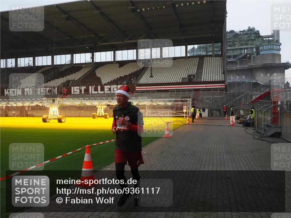 07.12.2025 - St. Pauli X-Mass-Run No. 15 Fabian Wolf http://msf.ph/oto/9361117 07.12.2025 09:56:58 Ziel 198, 497, 1116, 1165, 2861, 4208, 4209 meine-sportfotos.de