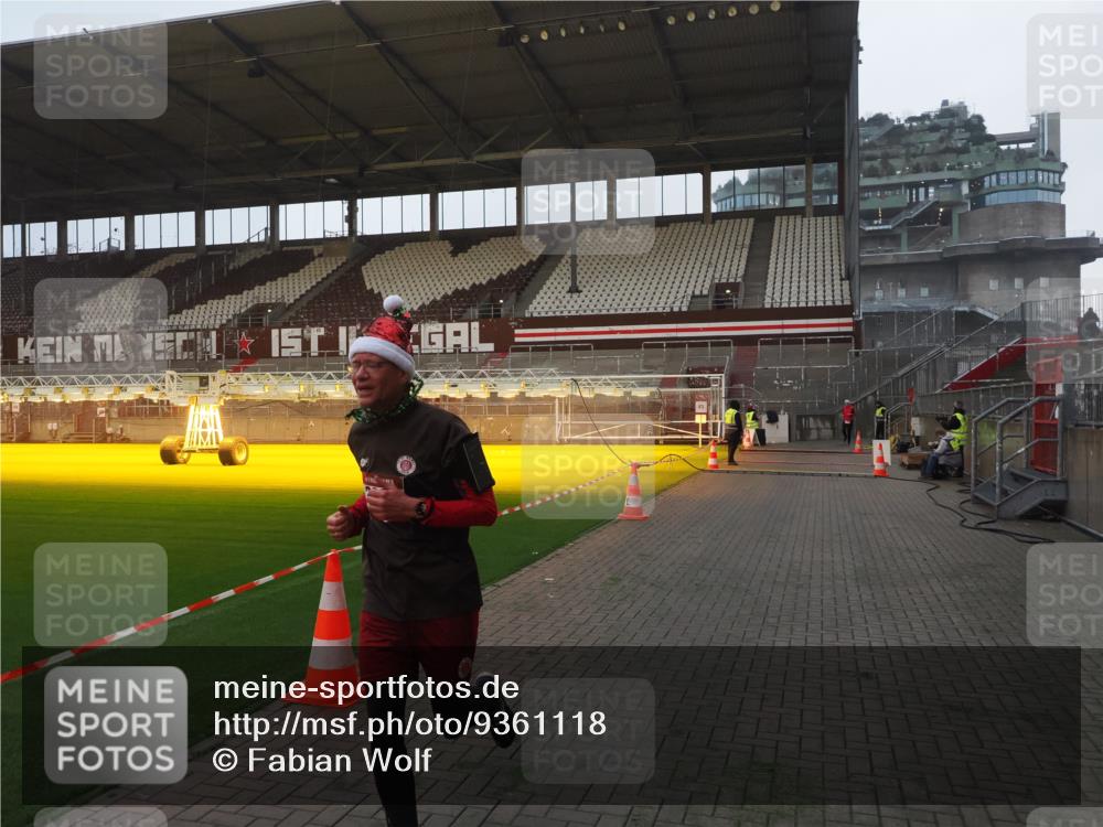07.12.2025 - St. Pauli X-Mass-Run No. 15 Fabian Wolf http://msf.ph/oto/9361118 07.12.2025 09:56:59 Ziel 198, 497, 1116, 1165, 2861, 4208, 4209 meine-sportfotos.de
