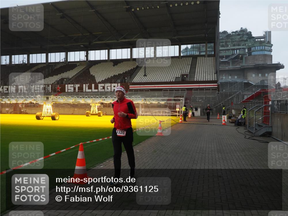 07.12.2025 - St. Pauli X-Mass-Run No. 15 Fabian Wolf http://msf.ph/oto/9361125 07.12.2025 09:57:09 Ziel 497, 2861, 3320, 4032 meine-sportfotos.de