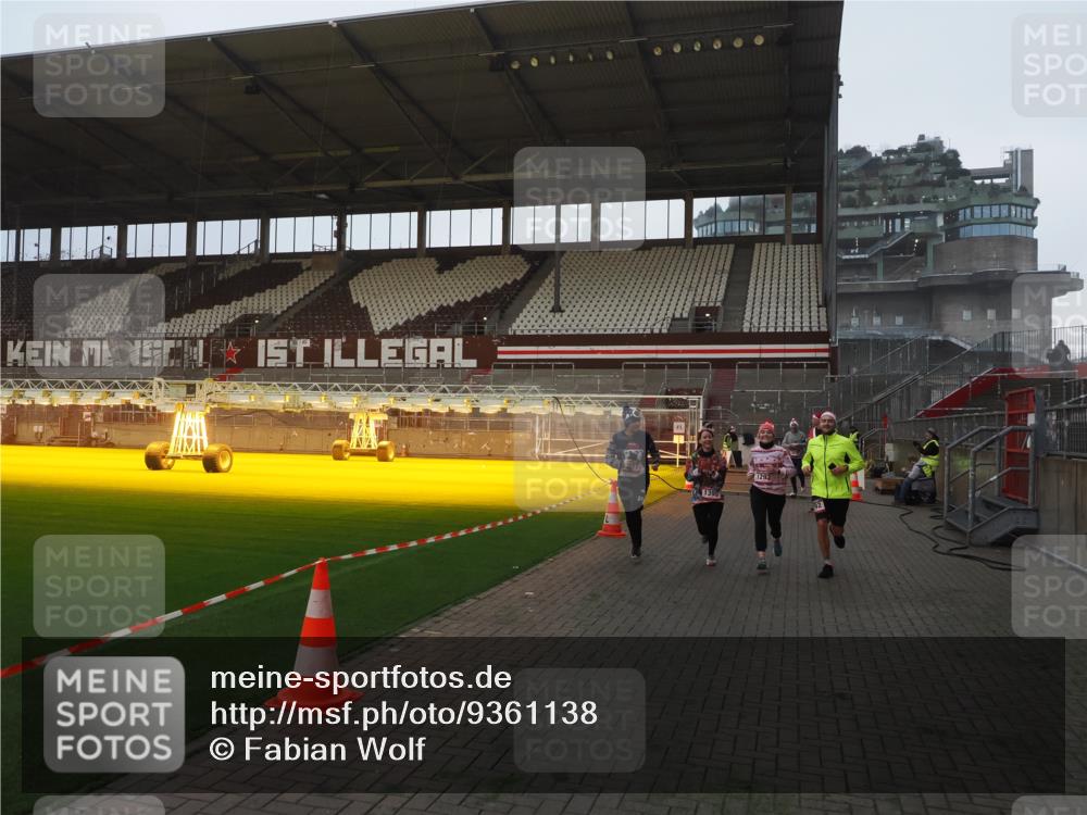 07.12.2025 - St. Pauli X-Mass-Run No. 15 Fabian Wolf http://msf.ph/oto/9361138 07.12.2025 09:57:27 Ziel 632, 1292, 1293, 1377, 1395, 2678, 4032 meine-sportfotos.de