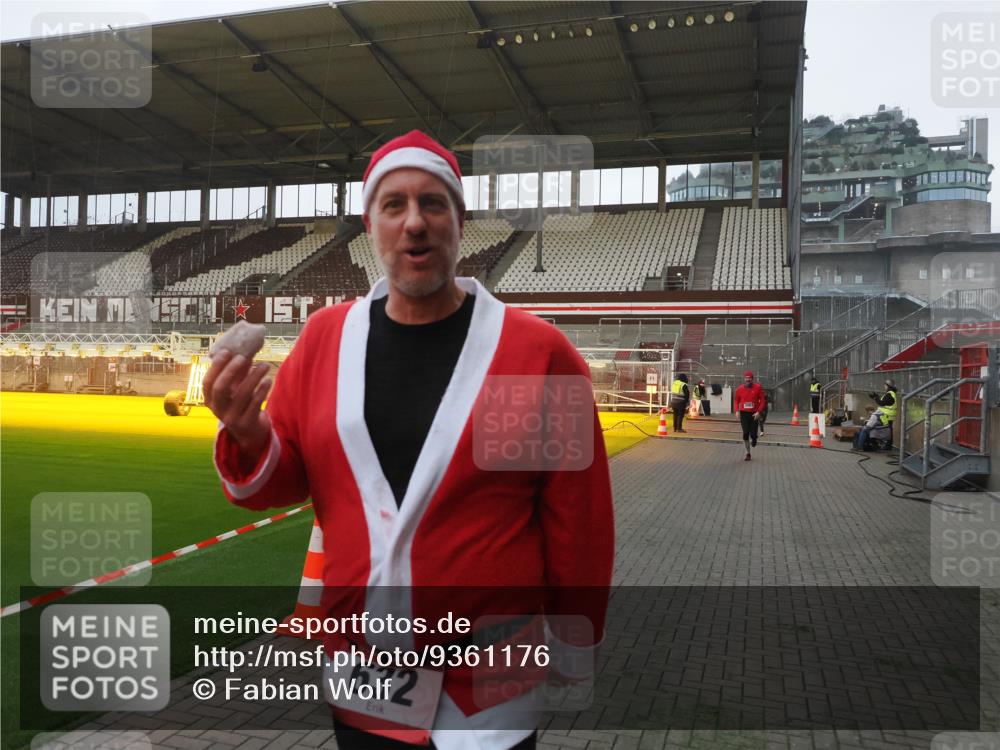 07.12.2025 - St. Pauli X-Mass-Run No. 15 Fabian Wolf http://msf.ph/oto/9361176 07.12.2025 09:57:40 Ziel 632, 1292, 1293, 1377, 1395, 2678, 2984, 4030 meine-sportfotos.de