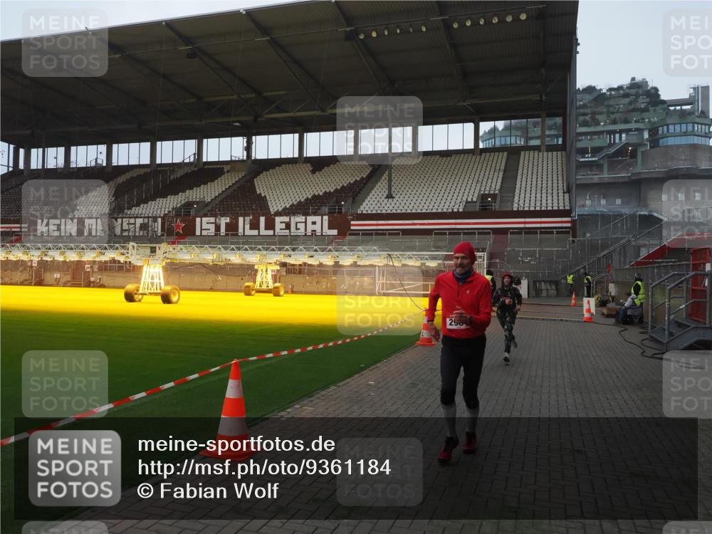 07.12.2025 - St. Pauli X-Mass-Run No. 15 Fabian Wolf http://msf.ph/oto/9361184 07.12.2025 09:57:44 Ziel 2678, 2984, 4030 meine-sportfotos.de
