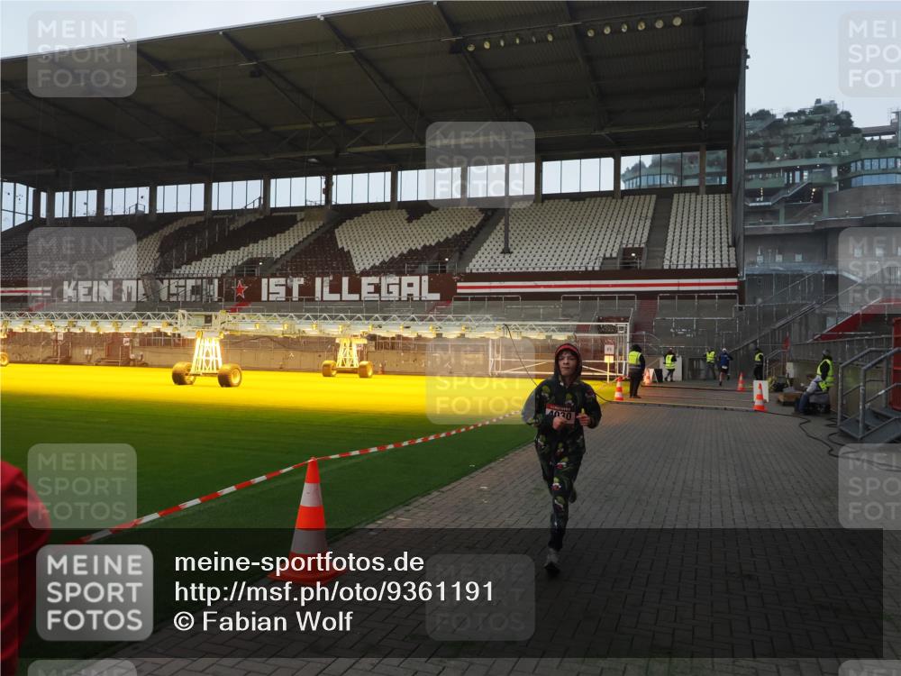 07.12.2025 - St. Pauli X-Mass-Run No. 15 Fabian Wolf http://msf.ph/oto/9361191 07.12.2025 09:57:46 Ziel 2678, 2984, 4030 meine-sportfotos.de