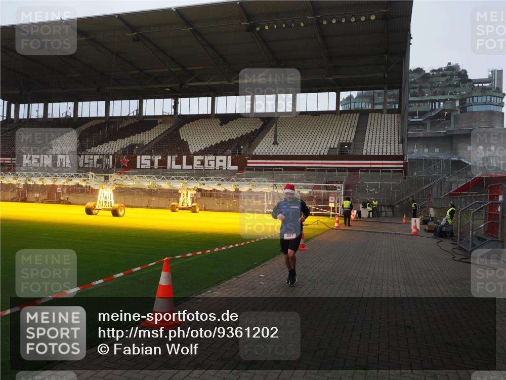 07.12.2025 - St. Pauli X-Mass-Run No. 15 Fabian Wolf http://msf.ph/oto/9361202 07.12.2025 09:57:55 Ziel 441, 2984, 4030 meine-sportfotos.de