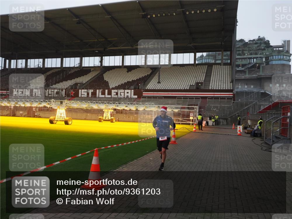 07.12.2025 - St. Pauli X-Mass-Run No. 15 Fabian Wolf http://msf.ph/oto/9361203 07.12.2025 09:57:56 Ziel 441, 2984, 4030 meine-sportfotos.de