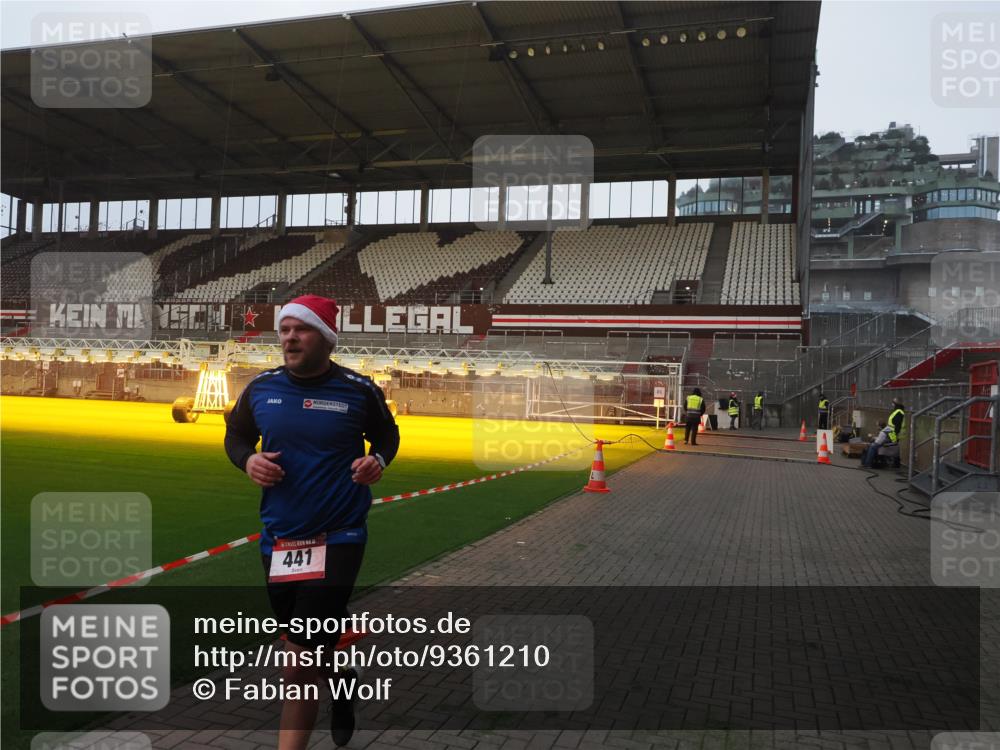 07.12.2025 - St. Pauli X-Mass-Run No. 15 Fabian Wolf http://msf.ph/oto/9361210 07.12.2025 09:57:57 Ziel 441, 2984, 4030 meine-sportfotos.de