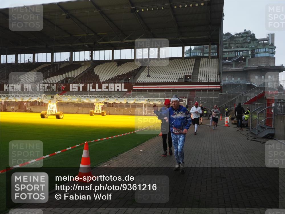 07.12.2025 - St. Pauli X-Mass-Run No. 15 Fabian Wolf http://msf.ph/oto/9361216 07.12.2025 09:58:19 Ziel 238, 261, 1173, 1633, 1774, 2205, 3405, 3515, 4206 meine-sportfotos.de