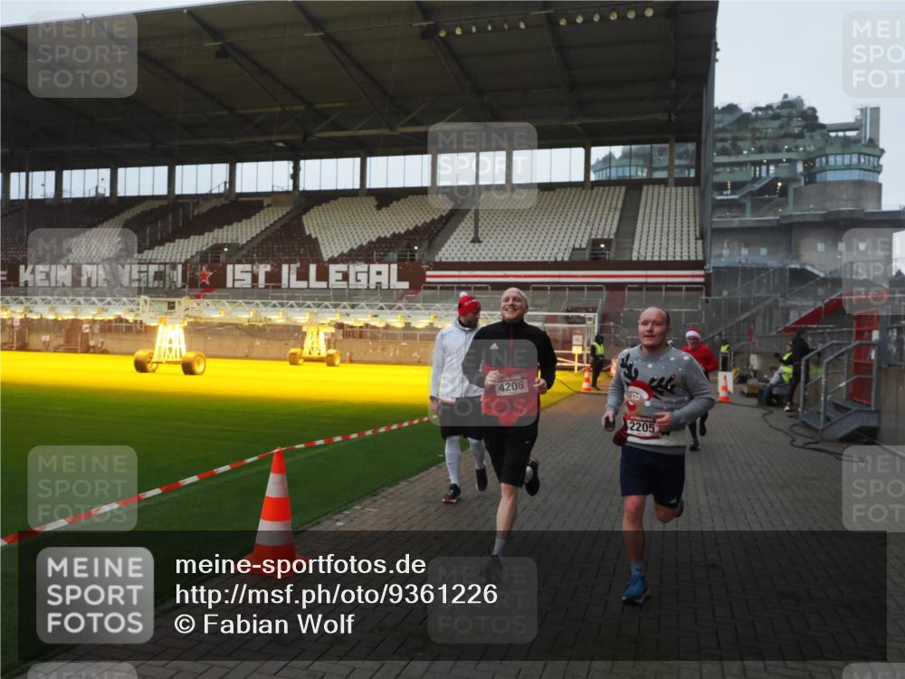 07.12.2025 - St. Pauli X-Mass-Run No. 15 Fabian Wolf http://msf.ph/oto/9361226 07.12.2025 09:58:24 Ziel 238, 261, 1173, 1633, 1774, 2205, 3515, 4031, 4206 meine-sportfotos.de