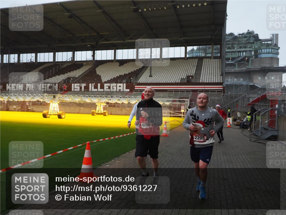 07.12.2025 - St. Pauli X-Mass-Run No. 15 Fabian Wolf http://msf.ph/oto/9361227 07.12.2025 09:58:24 Ziel 238, 261, 1173, 1633, 1774, 2205, 3515, 4031, 4206 meine-sportfotos.de