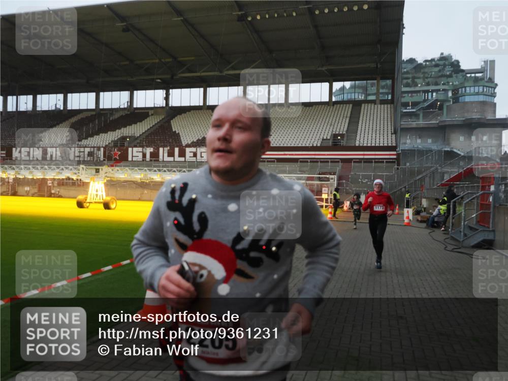 07.12.2025 - St. Pauli X-Mass-Run No. 15 Fabian Wolf http://msf.ph/oto/9361231 07.12.2025 09:58:25 Ziel 238, 261, 483, 1173, 1633, 1774, 2205, 3515, 4031, 4206 meine-sportfotos.de