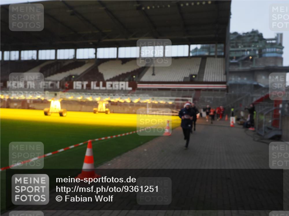 07.12.2025 - St. Pauli X-Mass-Run No. 15 Fabian Wolf http://msf.ph/oto/9361251 07.12.2025 09:58:31 Ziel 238, 261, 483, 532, 1173, 1528, 1603, 1633, 1774, 2205, 3515, 4031, 4206 meine-sportfotos.de