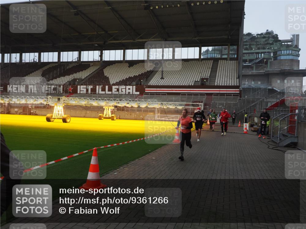 07.12.2025 - St. Pauli X-Mass-Run No. 15 Fabian Wolf http://msf.ph/oto/9361266 07.12.2025 09:58:35 Ziel 238, 261, 483, 532, 1003, 1115, 1173, 1528, 1603, 1782, 1785, 2205, 2392, 3308, 4031, 4206 meine-sportfotos.de
