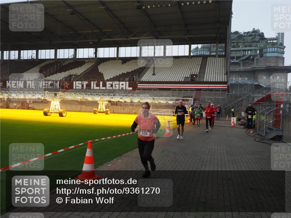 07.12.2025 - St. Pauli X-Mass-Run No. 15 Fabian Wolf http://msf.ph/oto/9361270 07.12.2025 09:58:36 Ziel 238, 261, 483, 532, 1003, 1115, 1173, 1528, 1603, 1782, 1785, 2205, 2392, 3308, 4031, 4206 meine-sportfotos.de
