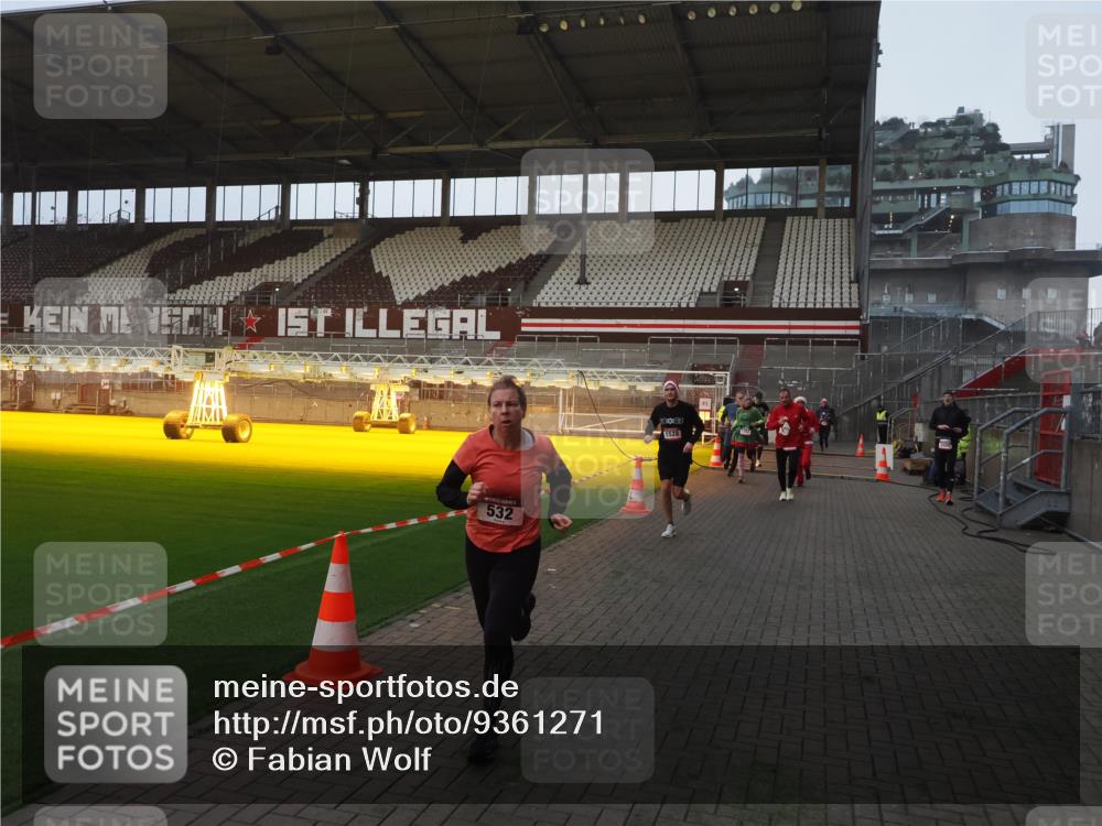 07.12.2025 - St. Pauli X-Mass-Run No. 15 Fabian Wolf http://msf.ph/oto/9361271 07.12.2025 09:58:36 Ziel 238, 261, 483, 532, 1003, 1115, 1173, 1528, 1603, 1782, 1785, 2205, 2392, 3308, 4031, 4206 meine-sportfotos.de