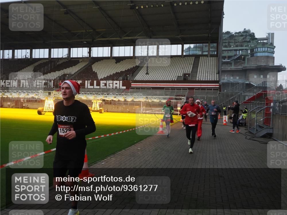 07.12.2025 - St. Pauli X-Mass-Run No. 15 Fabian Wolf http://msf.ph/oto/9361277 07.12.2025 09:58:38 Ziel 238, 261, 483, 532, 1003, 1115, 1173, 1528, 1542, 1603, 1782, 1785, 2392, 3308, 4031, 4206 meine-sportfotos.de