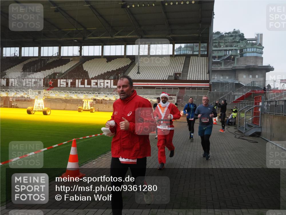 07.12.2025 - St. Pauli X-Mass-Run No. 15 Fabian Wolf http://msf.ph/oto/9361280 07.12.2025 09:58:40 Ziel 483, 532, 1003, 1115, 1528, 1542, 1603, 1782, 1785, 2392, 3308, 4031 meine-sportfotos.de