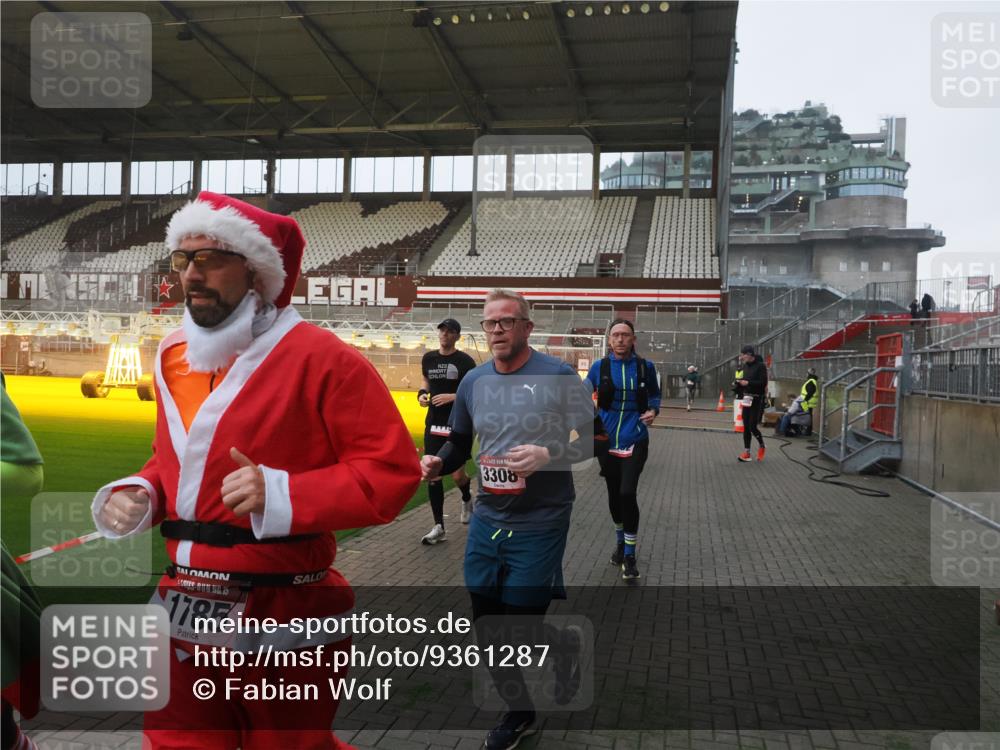 07.12.2025 - St. Pauli X-Mass-Run No. 15 Fabian Wolf http://msf.ph/oto/9361287 07.12.2025 09:58:41 Ziel 483, 532, 1003, 1115, 1528, 1542, 1603, 1782, 1785, 2392, 3308, 4031 meine-sportfotos.de