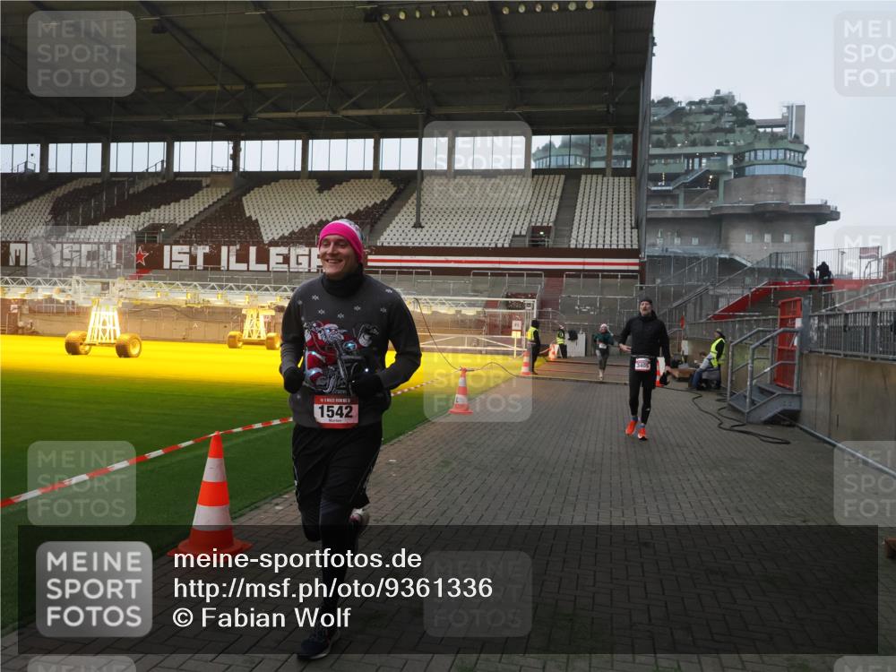 07.12.2025 - St. Pauli X-Mass-Run No. 15 Fabian Wolf http://msf.ph/oto/9361336 07.12.2025 09:58:44 Ziel 483, 532, 655, 1003, 1115, 1528, 1542, 1603, 1782, 1785, 2392, 3308 meine-sportfotos.de