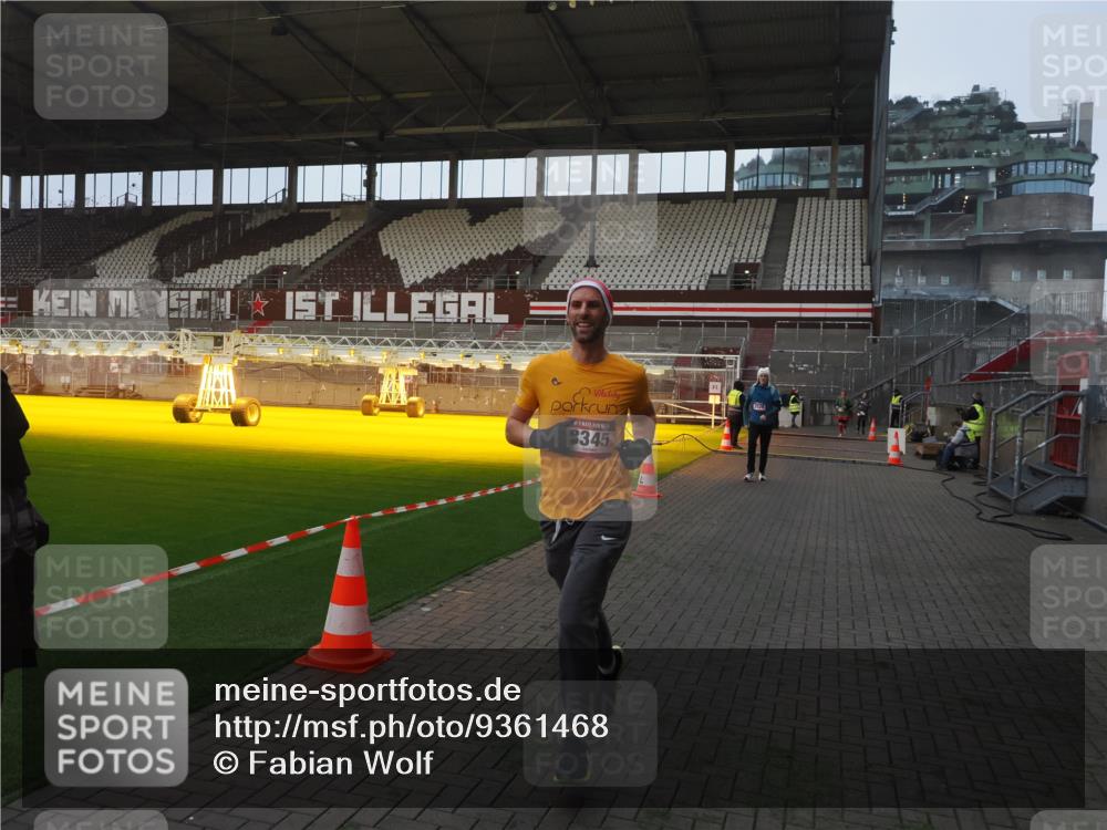 07.12.2025 - St. Pauli X-Mass-Run No. 15 Fabian Wolf http://msf.ph/oto/9361468 07.12.2025 09:59:05 Ziel 2529, 3147, 3345 meine-sportfotos.de