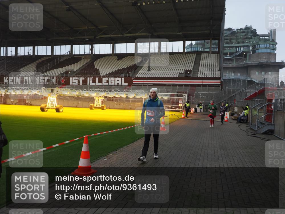 07.12.2025 - St. Pauli X-Mass-Run No. 15 Fabian Wolf http://msf.ph/oto/9361493 07.12.2025 09:59:11 Ziel 939, 1120, 2529, 3147, 3345 meine-sportfotos.de