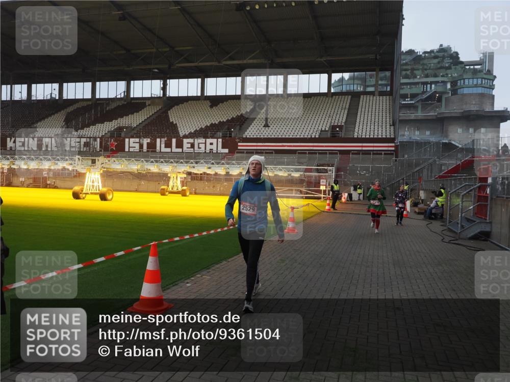 07.12.2025 - St. Pauli X-Mass-Run No. 15 Fabian Wolf http://msf.ph/oto/9361504 07.12.2025 09:59:12 Ziel 939, 1120, 2529, 3147, 3345 meine-sportfotos.de