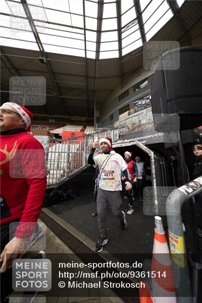 07.12.2025 - St. Pauli X-Mass-Run No. 15 Michael Strokosch http://msf.ph/oto/9361514 07.12.2025 11:14:30 Laufen 4871, 2233 meine-sportfotos.de