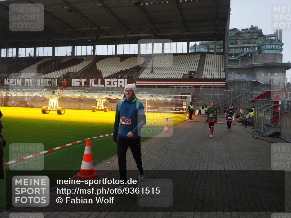 07.12.2025 - St. Pauli X-Mass-Run No. 15 Fabian Wolf http://msf.ph/oto/9361515 07.12.2025 09:59:13 Ziel 939, 1120, 2529, 3147, 3345 meine-sportfotos.de