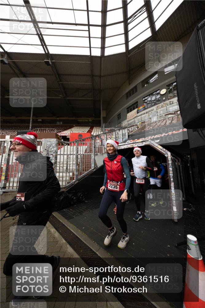07.12.2025 - St. Pauli X-Mass-Run No. 15 Michael Strokosch http://msf.ph/oto/9361516 07.12.2025 11:14:31 Laufen 2235, 2233, 10 meine-sportfotos.de