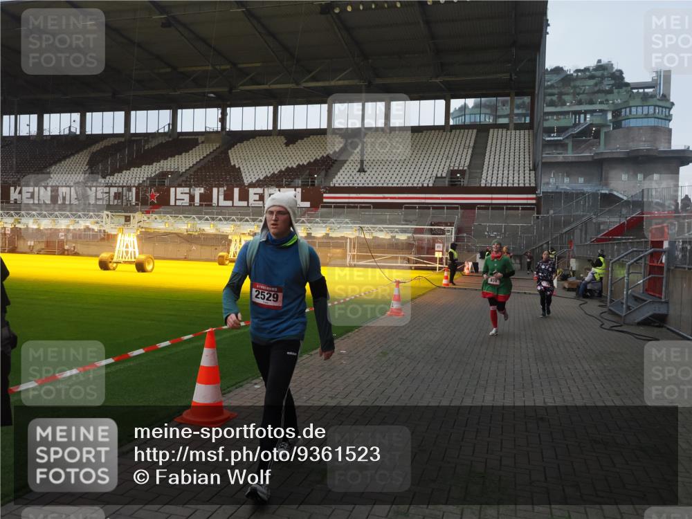 07.12.2025 - St. Pauli X-Mass-Run No. 15 Fabian Wolf http://msf.ph/oto/9361523 07.12.2025 09:59:13 Ziel 939, 1120, 2529, 3147, 3345 meine-sportfotos.de