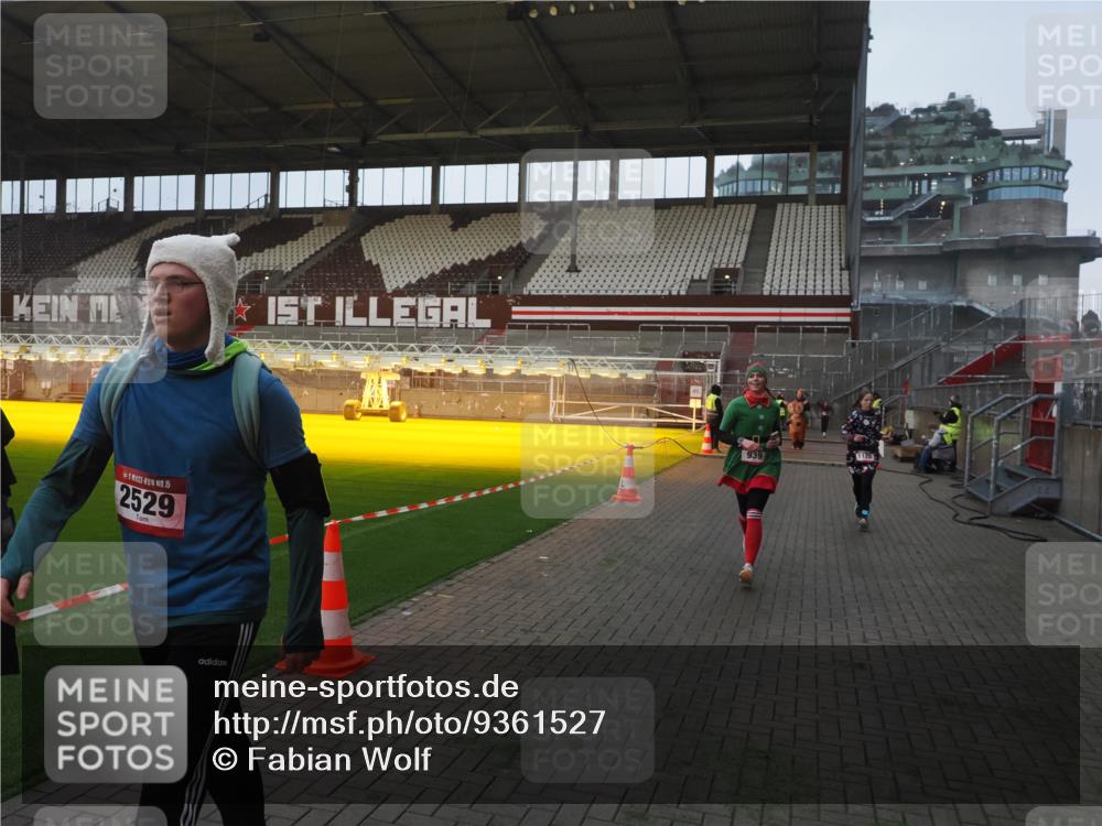 07.12.2025 - St. Pauli X-Mass-Run No. 15 Fabian Wolf http://msf.ph/oto/9361527 07.12.2025 09:59:14 Ziel 939, 1120, 2529, 2657, 3147, 3345 meine-sportfotos.de