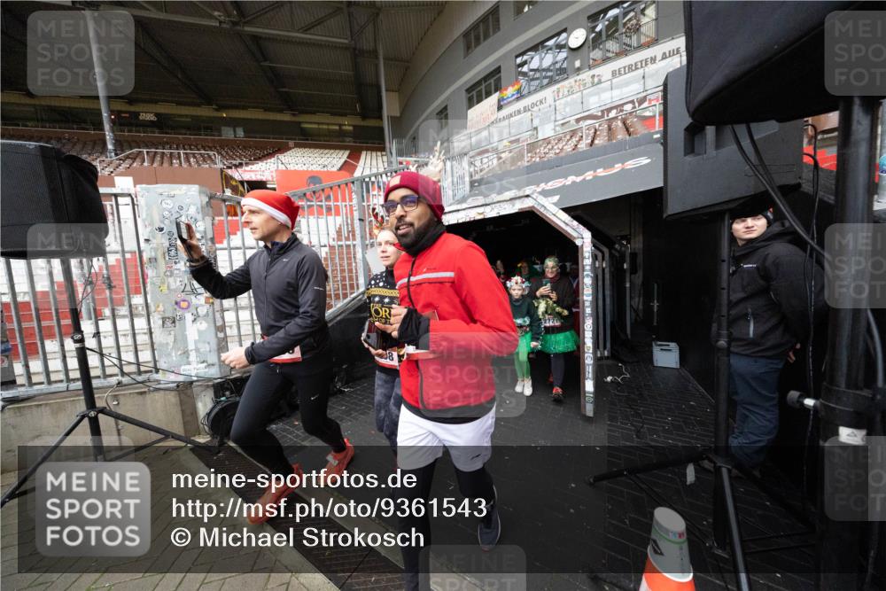 07.12.2025 - St. Pauli X-Mass-Run No. 15 Michael Strokosch http://msf.ph/oto/9361543 07.12.2025 11:14:55 Laufen 2720, 8, 10 meine-sportfotos.de
