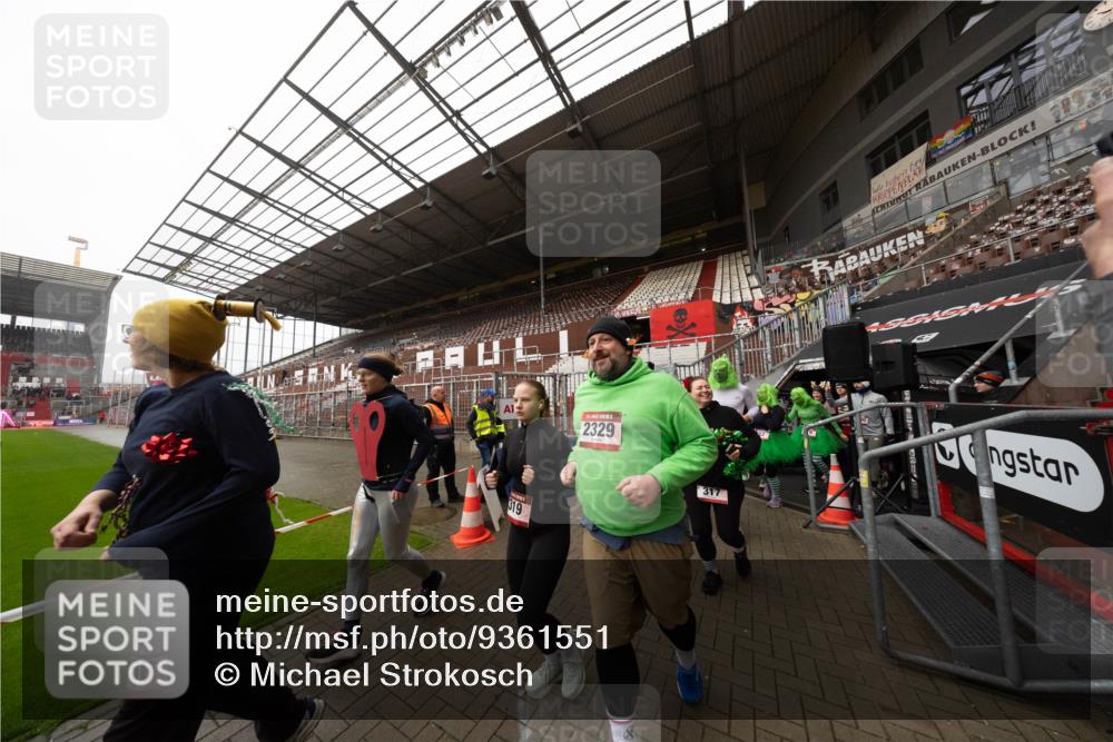 07.12.2025 - St. Pauli X-Mass-Run No. 15 Michael Strokosch http://msf.ph/oto/9361551 07.12.2025 11:15:21 Laufen 56, 319, 2329, 317 meine-sportfotos.de