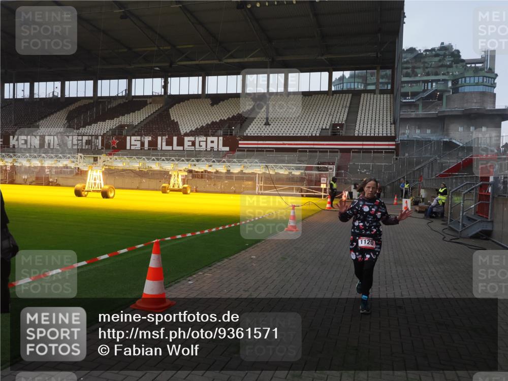 07.12.2025 - St. Pauli X-Mass-Run No. 15 Fabian Wolf http://msf.ph/oto/9361571 07.12.2025 09:59:16 Ziel 939, 1120, 2529, 2657, 3147, 3345 meine-sportfotos.de